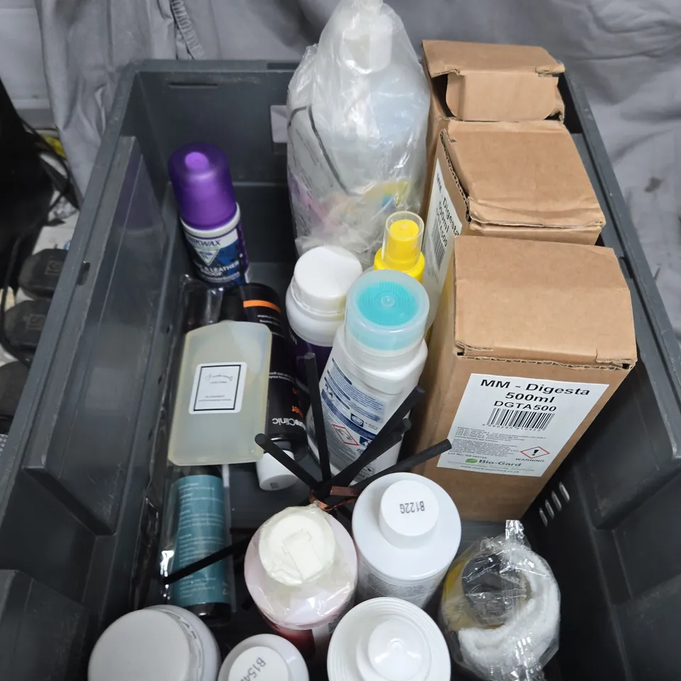 APPROXIMATELY 15 ASSORTED HOUSEHOLD LIQUIDS TO INCLUDE DIGESTA CLEANER, RESISTANT STAIN REMOVER AND LEATHER EDGE COLOUR FINISH