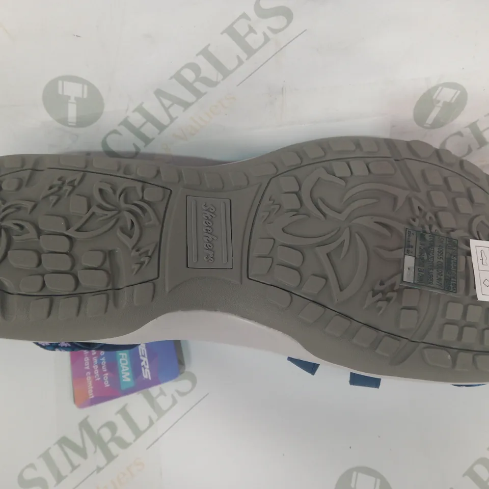 BOXED PAIR OF SKECHERS MEMORY FOAM STRAPPY SANDALS IN NAVY UK SIZE 7