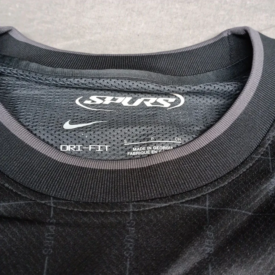 NIKE TOTTENHAM HOTSPUR FOOTBALL SHIRT – STRAY KIDS DESIGN, MEN’S SIZE S, BLACK