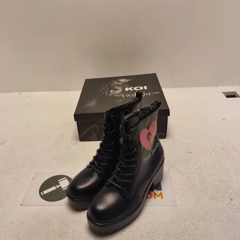 KOI X TWILIGHT SAGA TEAM JACOB MILITARY BOOTS – UK6, BLACK