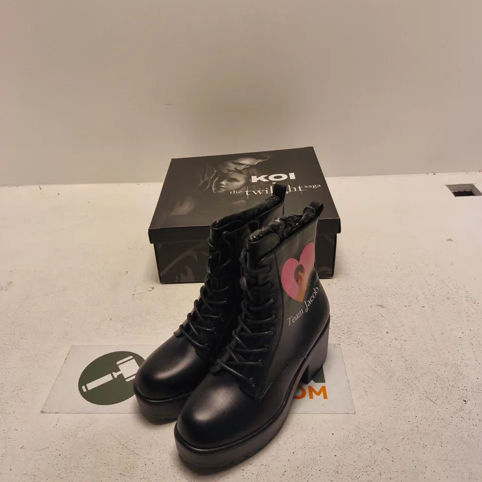 KOI X TWILIGHT SAGA TEAM JACOB MILITARY BOOTS – UK6, BLACK