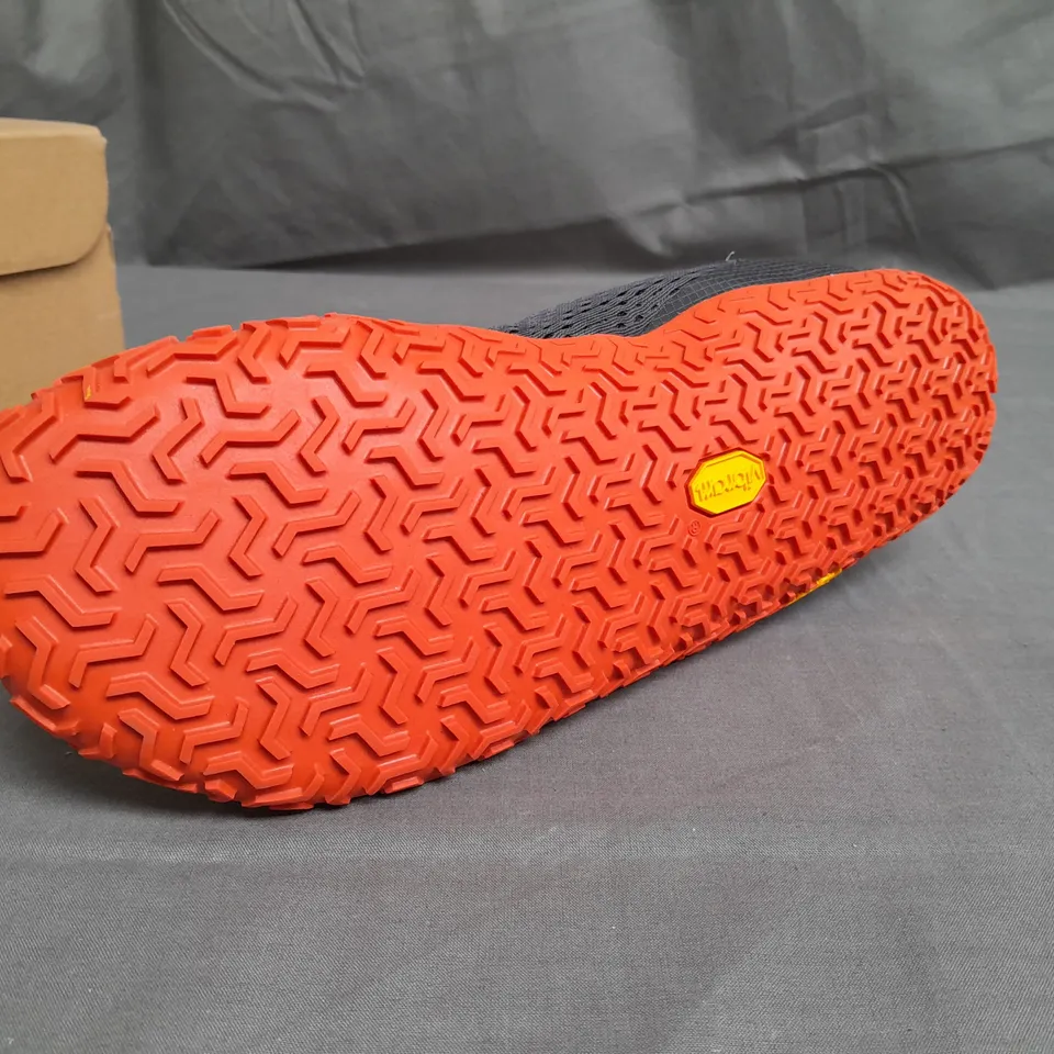 BOXED PAIR OF MERRELL TRAINERS SIZE UK 11