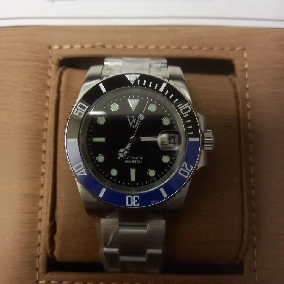 WILLIAM JOURDAIN GENTS STAINLESS STEEL WATCH IN WOODEN GIFT BOX