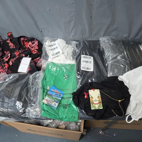 APPROXIMATELY 20 ASSORTED CLOTHING ITEMS IN VARIOUS BRANDS, SIZES, AND STYLES TO INCLUDE VERY AND YOURS ETC.