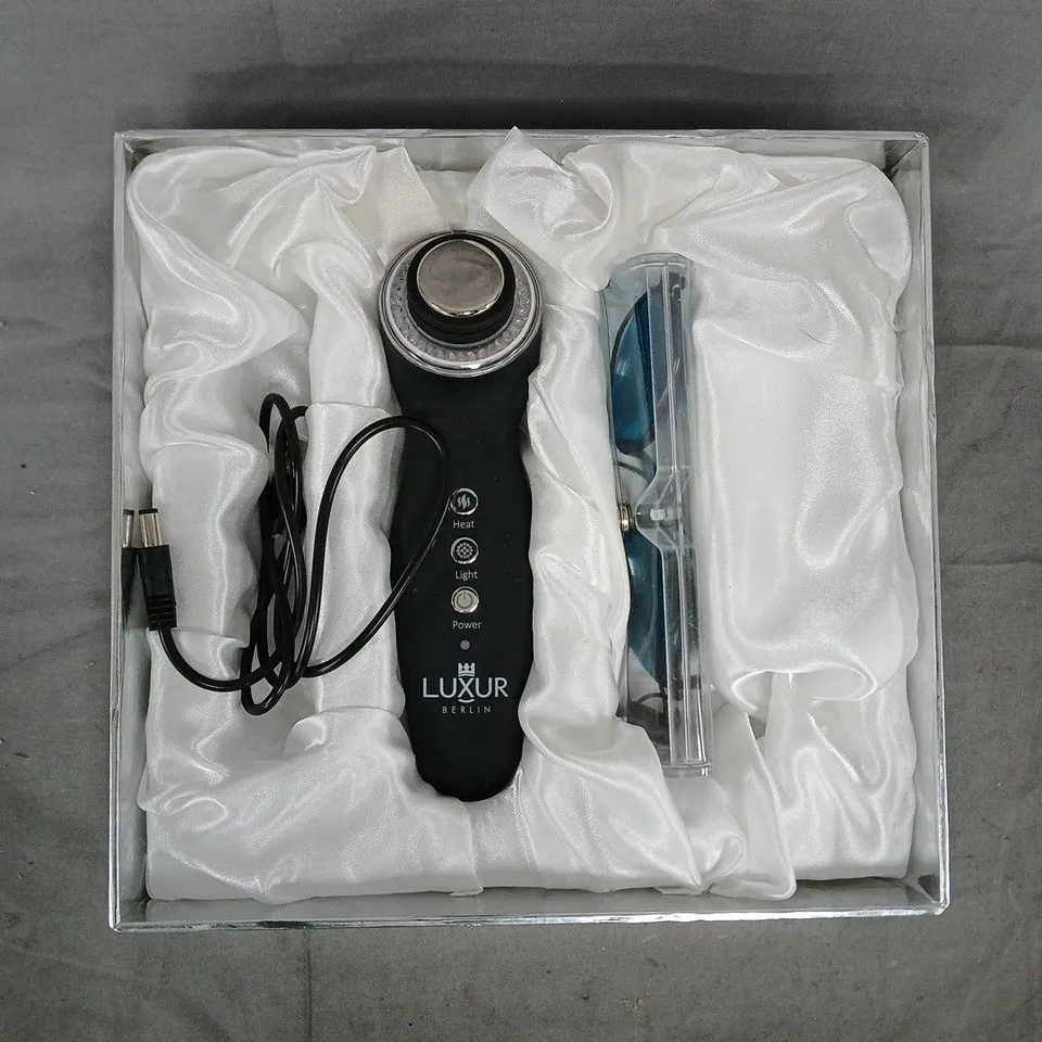 BOXED LUXUR BERLIN SYNCH SKIN BEAUTY DEVICE