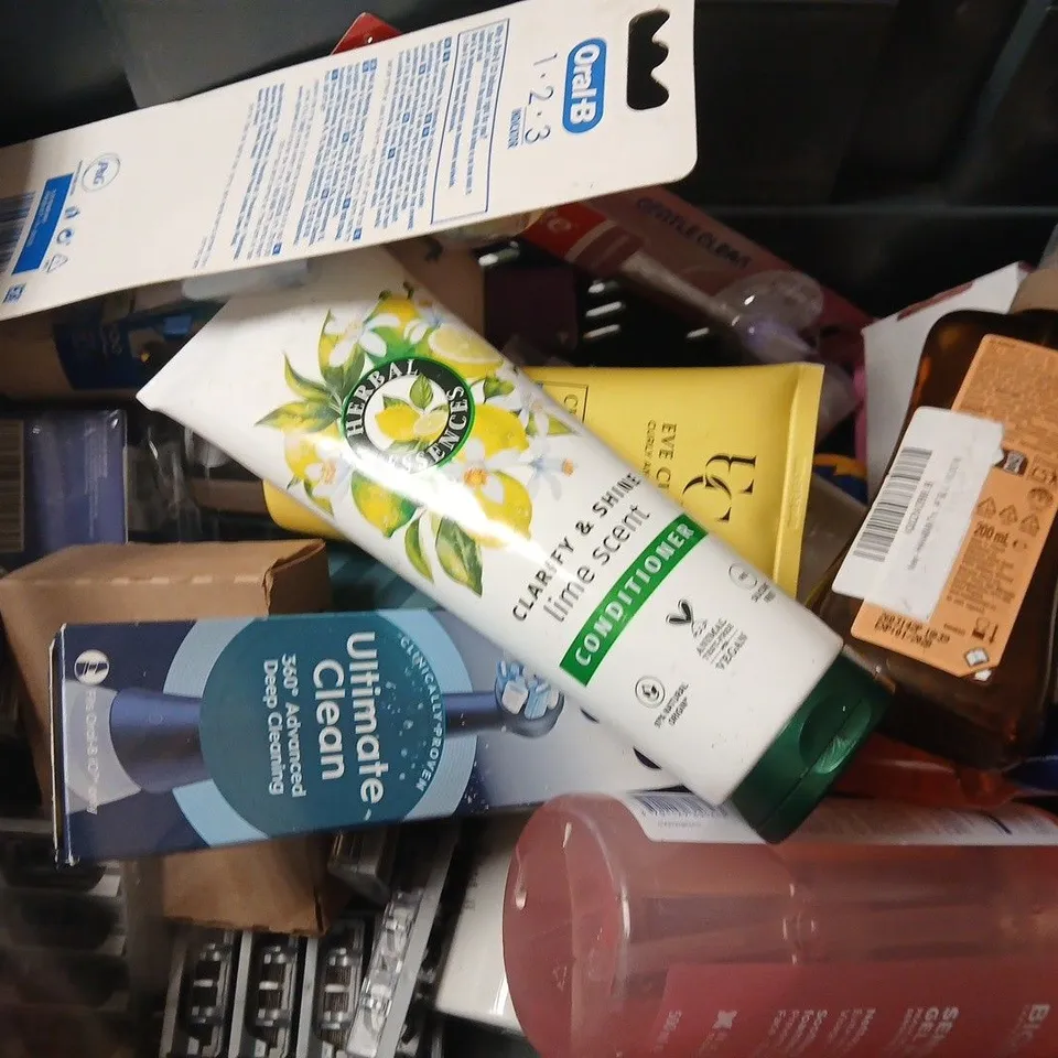 APPROXIMATELY 15 ASSORTED HEALTH & BEAUTY PRODUCTS TO INCLUDE AVEENO BABY DAILY CARE, CERAVE HYDRATING CLEANSER, PHILIPS SONICARE S2 HEADS, ETC - COLLECTION ONLY