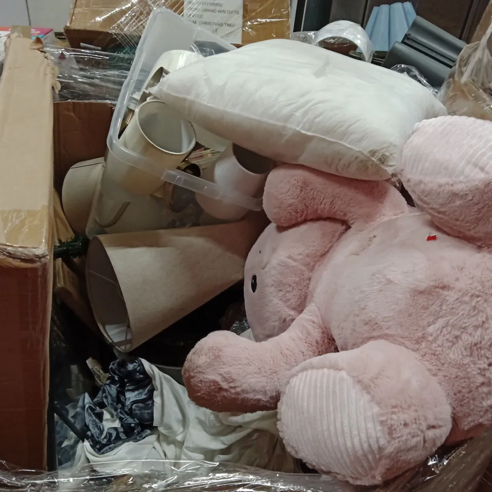 PALLET OF ASSORTED HOUSEHOLD GOODS AND PRODUCTS TO INCLUDE;TEDDY'S,LAMPSHADES,CUSHIONS, CURTAINS,MIRROR, ETC