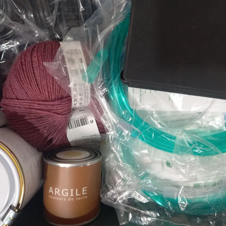 LOT OF APPROXIMATELY 10 ASSORTED HOUSEHOLD ITEMS TO INCLUDE FEBREEZE BATHROOM AIR FRESHENER, WAHL CLIPPER OIL, DULUX EARTHEN CREAM 4, ETC