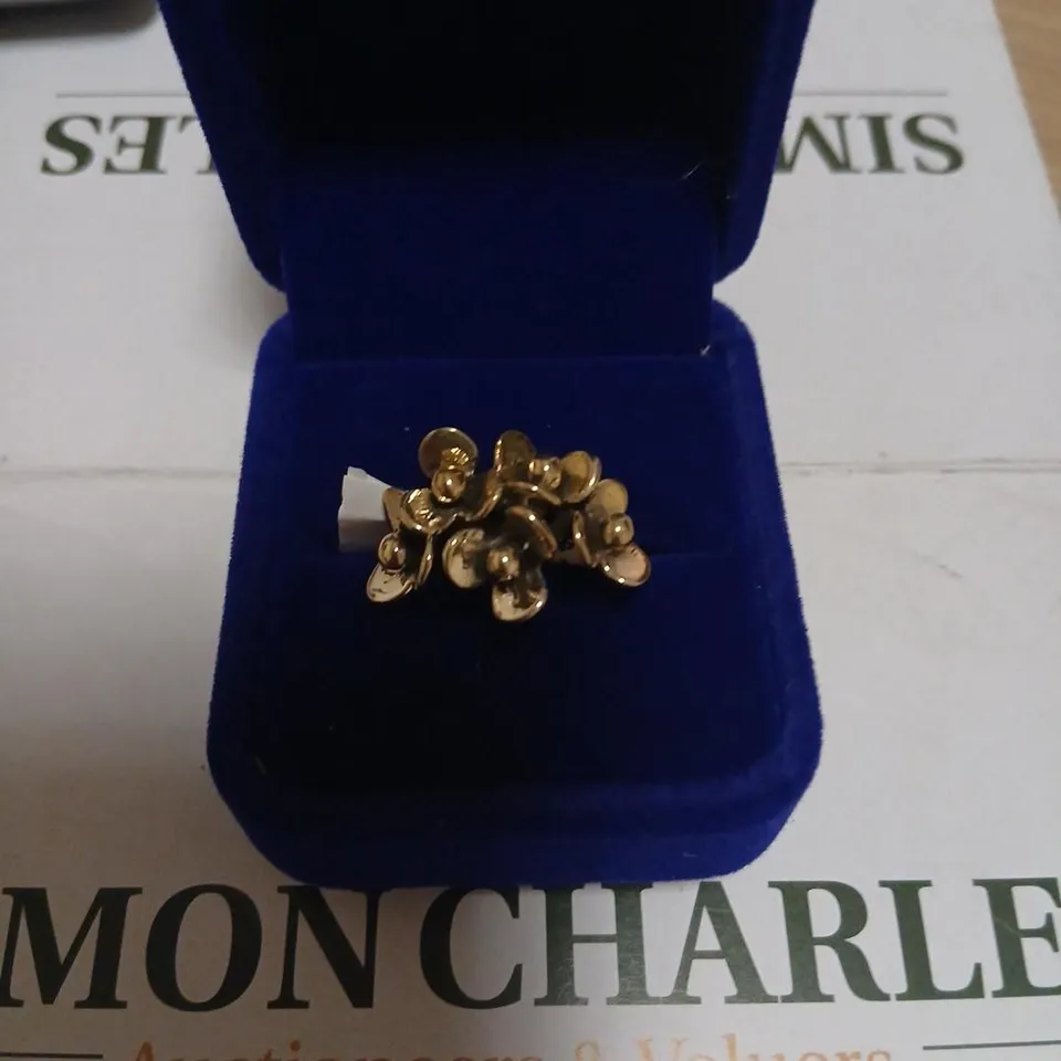 GOLD-TONE CLUSTER RING WITH FLOWER MOTIF 