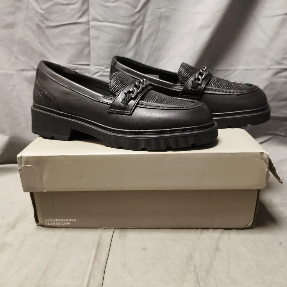 BOXED PAIR OF CLARKS ERIS EDGE Y LOAFERS W. CHAIN DETAIL IN BLACK SIZE UK 6