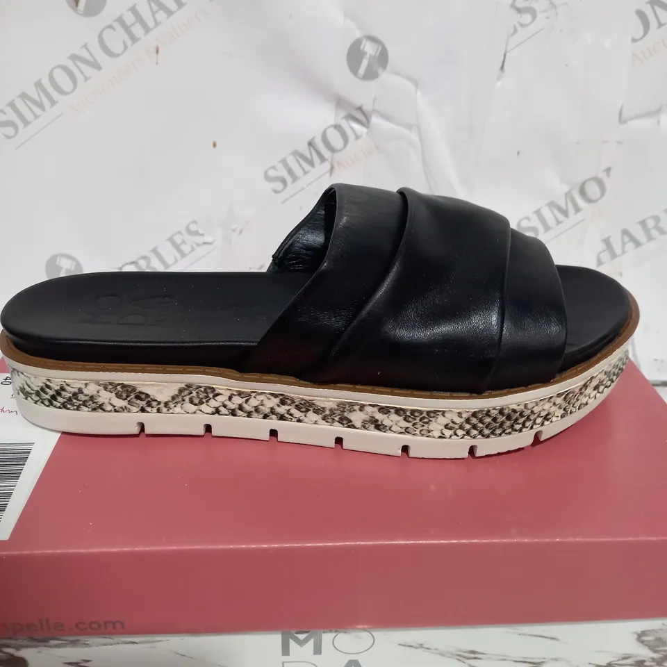 BOXED MODA IN PELLE SLIDER SANDALS IN BLACK LEATHER - SIZE 7