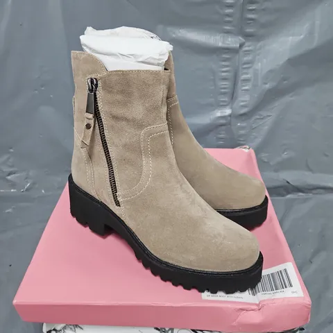 BOXED MODA IN PELLE ZIP BIKER BOOTS WITH CLEATS IN TAUPE - SIZE 37
