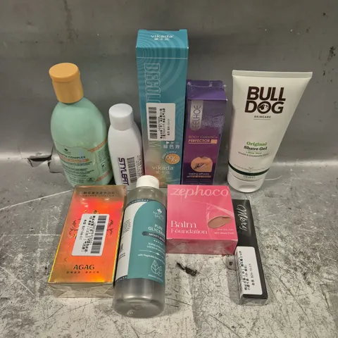 APPROXIMATELY 20 ASSORTED HEALTH & BEAUTY PRODUCTS TO INCLUDE - BULL DOG SHAVE GEL, NATURE SPELL MOISTURISER, BALM FOUNDATION ETC 