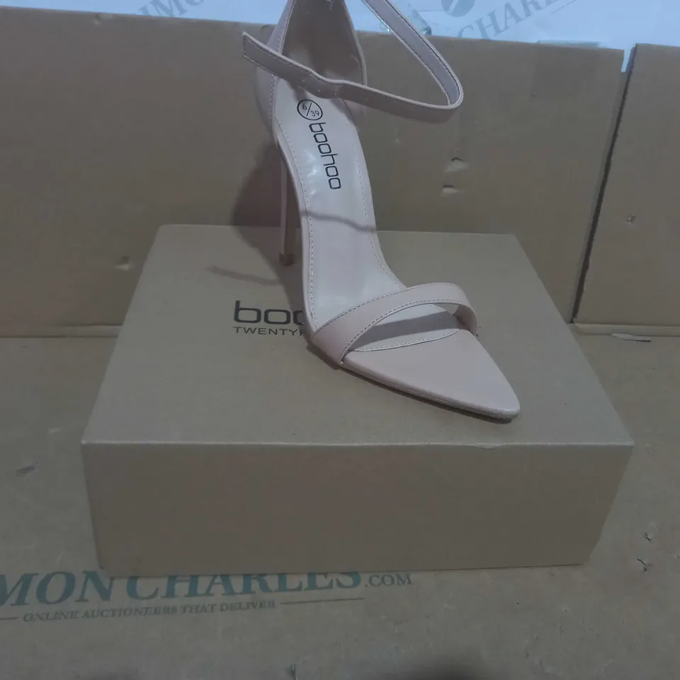 BOXED PAIR OF BOOHOO HEELS IN NUDE COLOUR UK SIZE 6