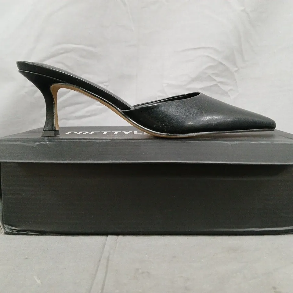 BOXED PAIR OF PRETTY LITTLE THING POINTED TOE LOW HEELS SHOES IN BLACK SIZE 5