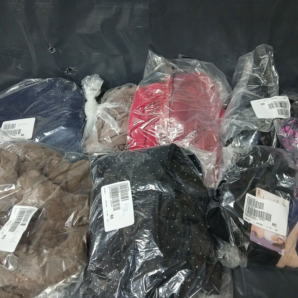 APPROXIMATELY 15 ASSORTED CLOTHING ITEMS IN VARIOUS SIZES, STYLES & COLOURS TO INCLUDE BRIEFS, MID DRESS, CROSS BODY BAG, ETC