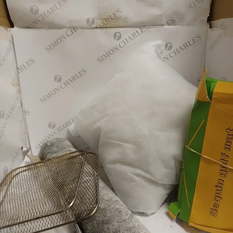 BOX OF APPROXIMATELY 5 ASSORTED HOUSEHOLD PRODUCTS TO INCLUDE DECORATIVE RUG, SEQUINED GOLF MAT, PLASTIC STORAGE CONTAINER ETC