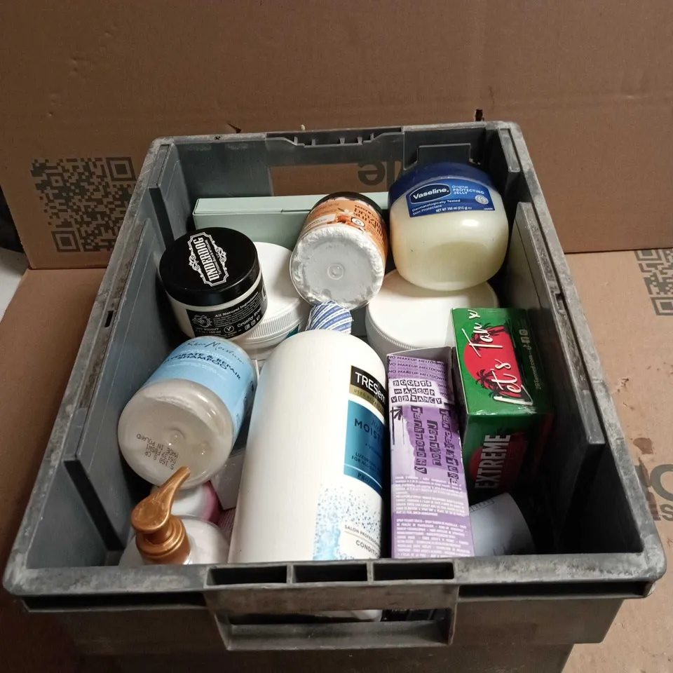 TOTE OF APPROXIMATELY 22 ASSORTED COSMETIC ITEMS TO INCLUDE HYDROMOL, VASELINE, GODA SILK BODY OIL, TRESEMME CONDITIONER ETC