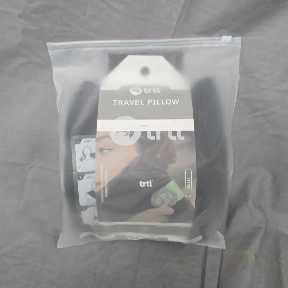 BAGGED TRTL UNISEX TRAVEL PILLOW IN BLACK