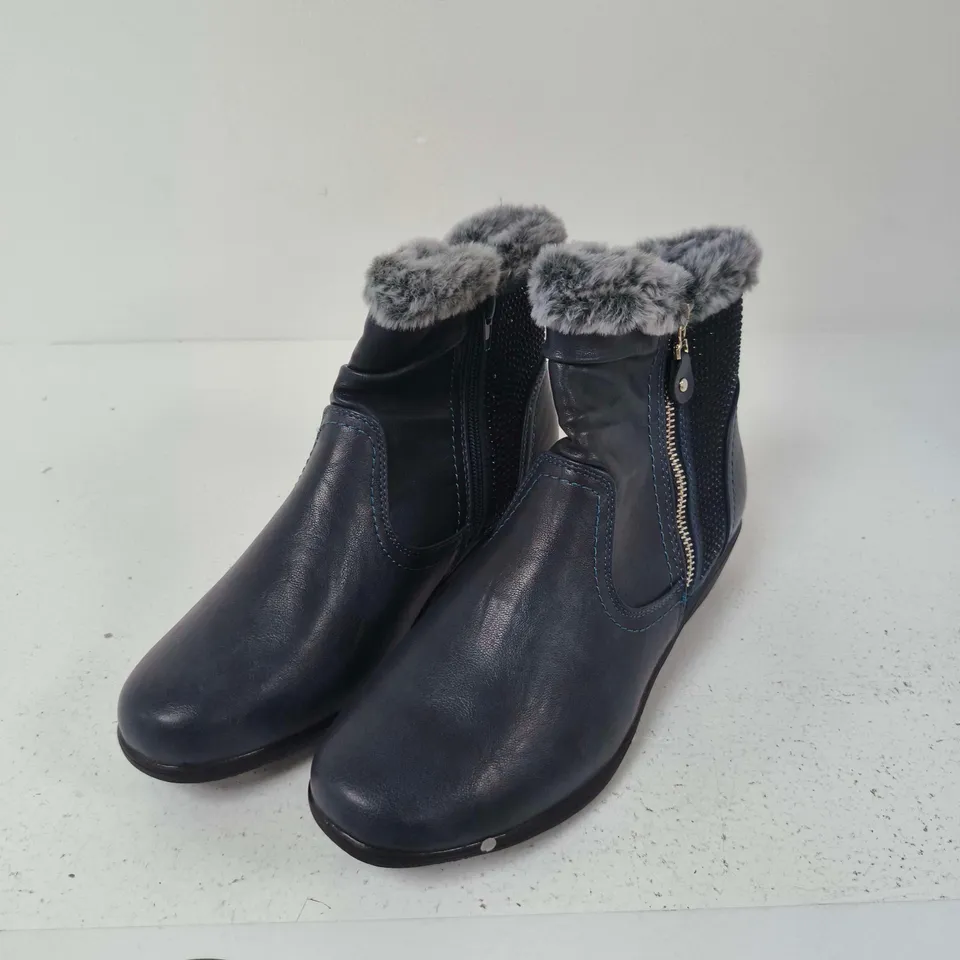 JO & JOE BASIL NAVY LEATHER BOOTS WITH FAUX FUR LINING - 7