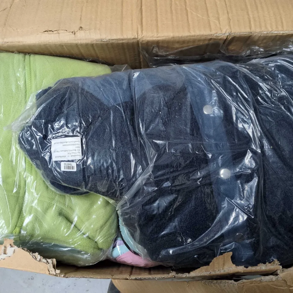 BOX OF APPROXIMATELY 10 ASSORTED CLOTHING ITEMS IN VARIOUS COLOURS, STYLES AND SIZES 