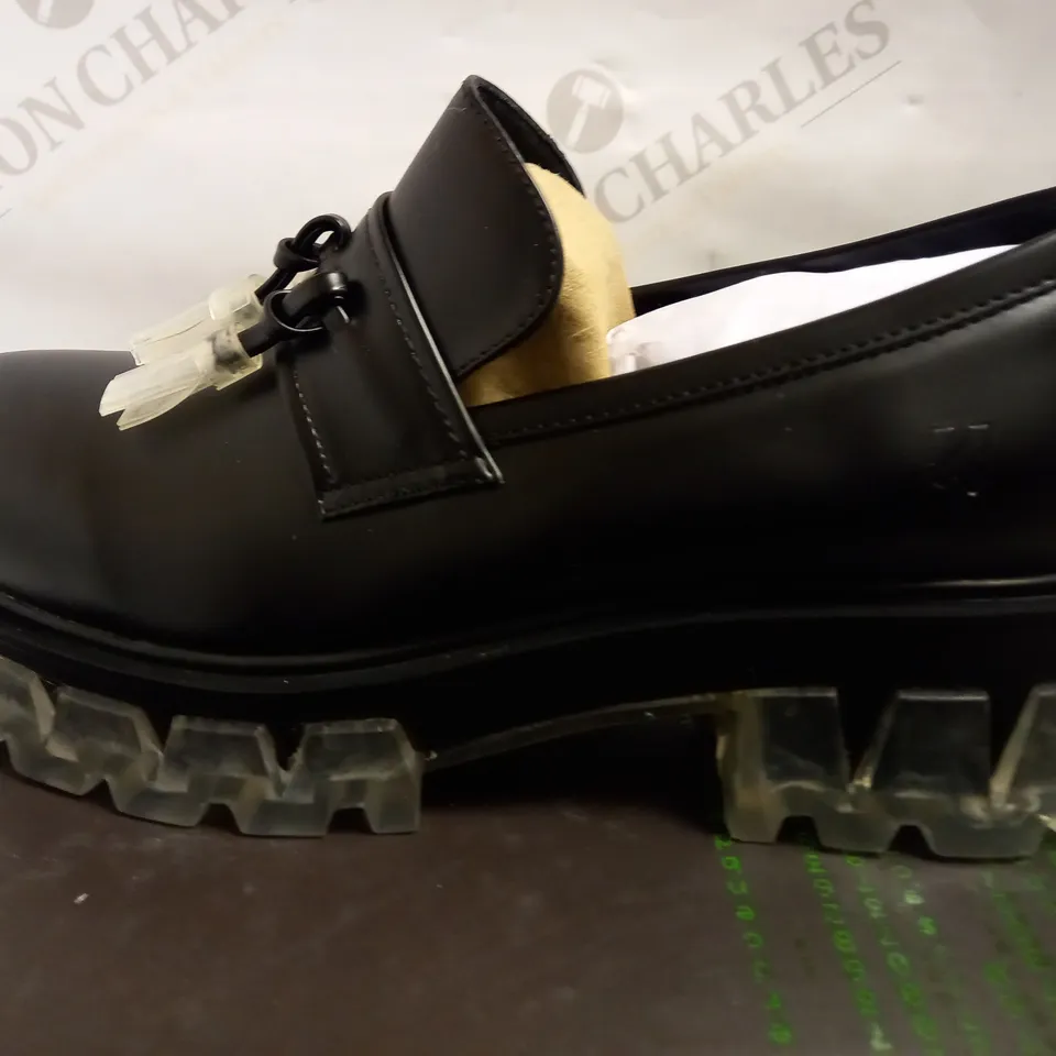 KOI VEGAN BLACK THREE ACTIONS THREE ILLUSIONS ICY LOAFER - SIZE 7