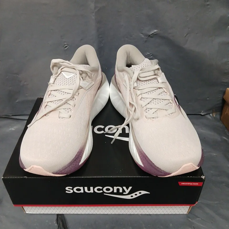 BOXED PAIR OF SAUCONY TRIUMPH 22 WOMENS TRAINERS - 6