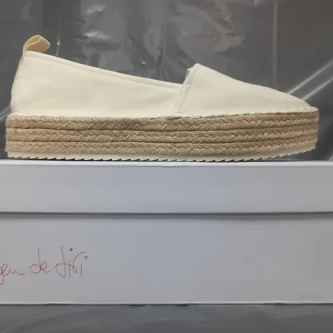 BOXED PAIR OF BEN DE LISI SHOES IN CREAM SIZE 6