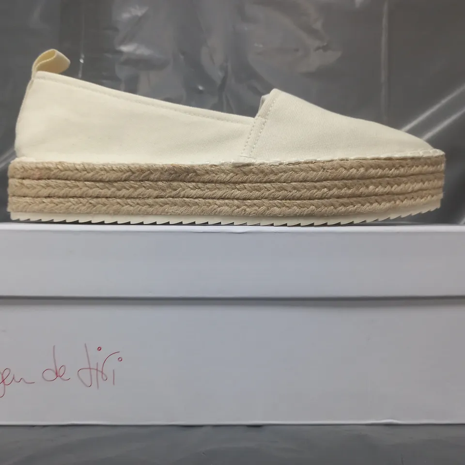 BOXED PAIR OF BEN DE LISI SHOES IN CREAM SIZE 6