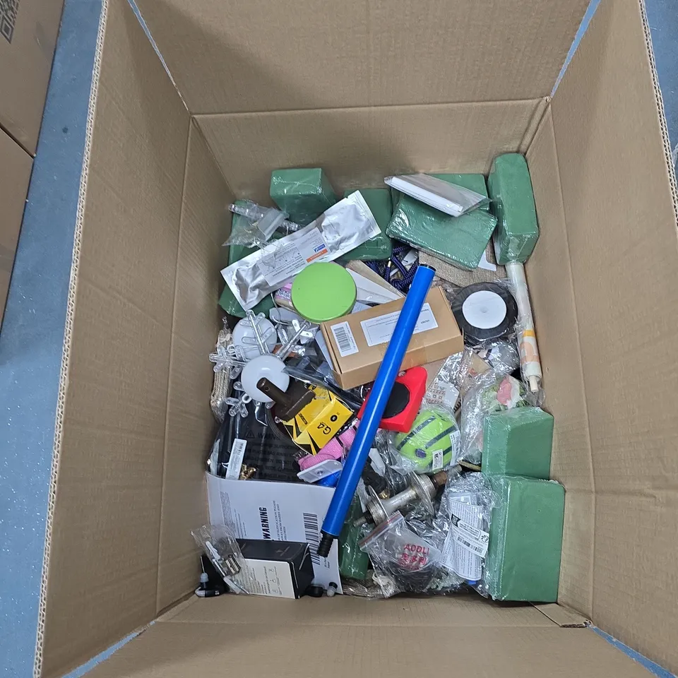 BOX OF APPROXIMATELY 20 ASSORTED HOUSEHOLD GOODS TO INCLUDE: FLOOR TAPE AND POWER BANK