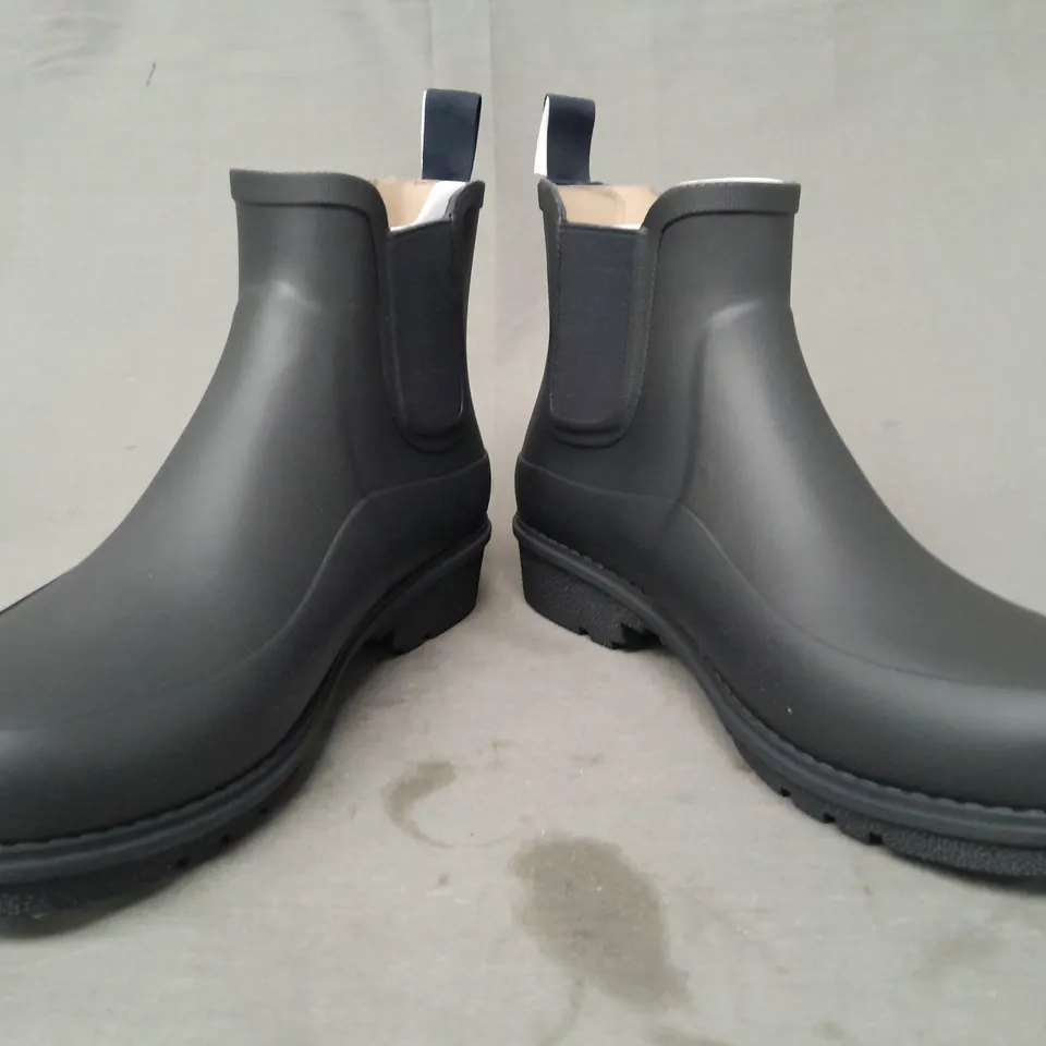 BOXED PAIR OF FITFLOP WONDERWELLY CHELSEA BOOTS IN MIDNIGHT NAVY UK SIZE 7