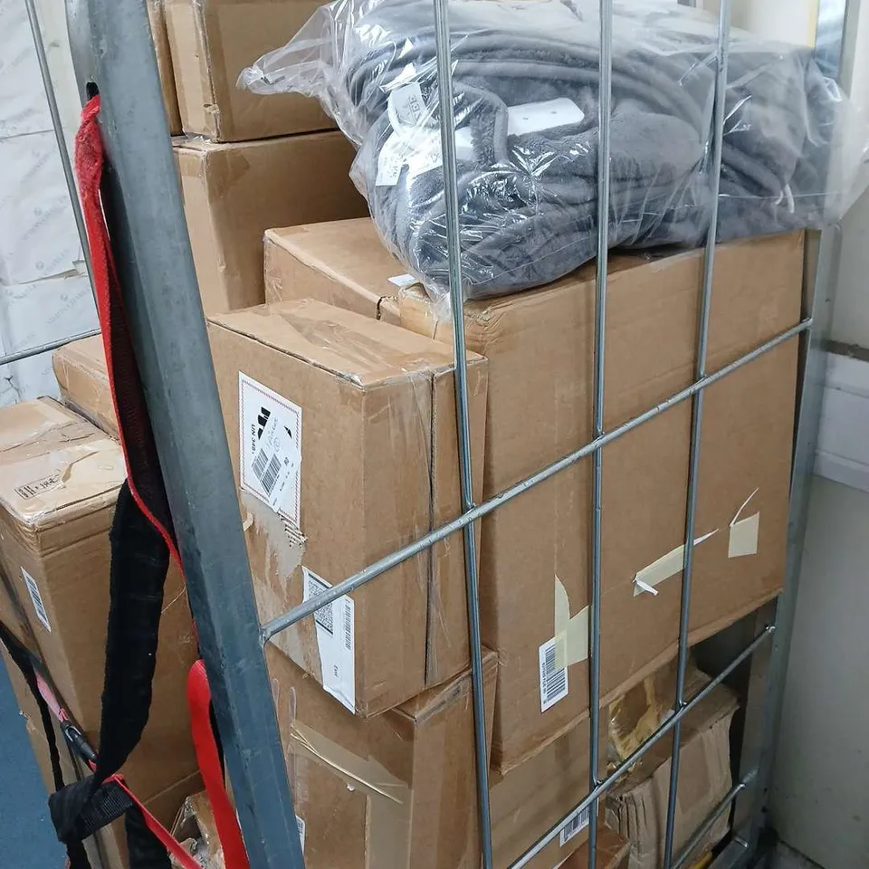 CAGE OF APPROXIMATELY 10 ASSORTED HOUSEHOLD ITEMS TO INCLUDE - SPEAR & JACKSON LEAF GRABBER - SFIXX RECHARGABLE GLASS LIGHTS - COZEE HOME HEATED THROW - ETC. - COLLECTION ONLY  