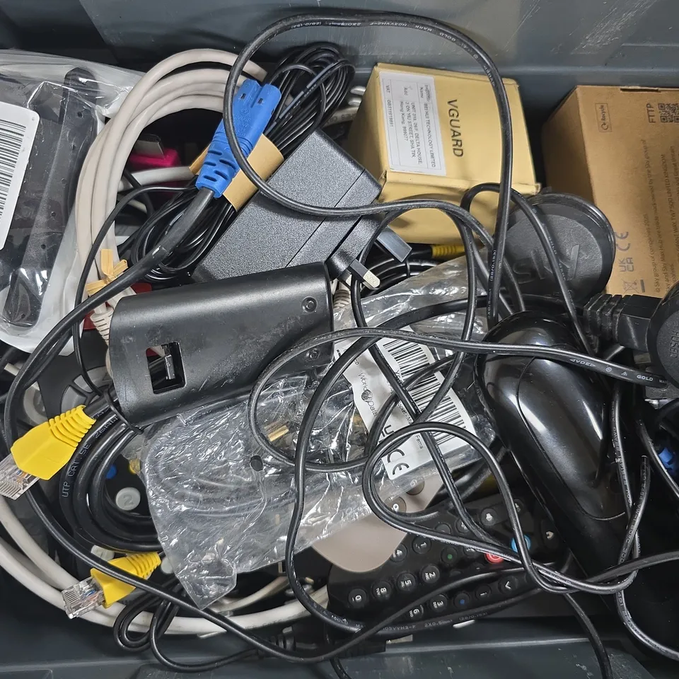 APPROXIMATELY 10 ASSORTED HOUSEHOLD ELECTRICAL ITEMS TO INCLUDE REMOTES AND VARIOUS CABLES, ETC