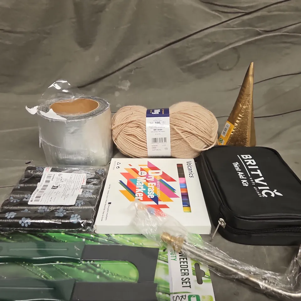 TOTE OF APPROXIMATELY 10 ASSORTED HOUSEHOLD ITEMS TO INCLUDE LOG SPLITTER, WOOL AND DOGGY BAGS