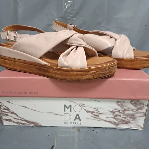 BOXED PAIR OF MODA IN PELLE LEATHER SANDALS IN CAMEO SIZE 6