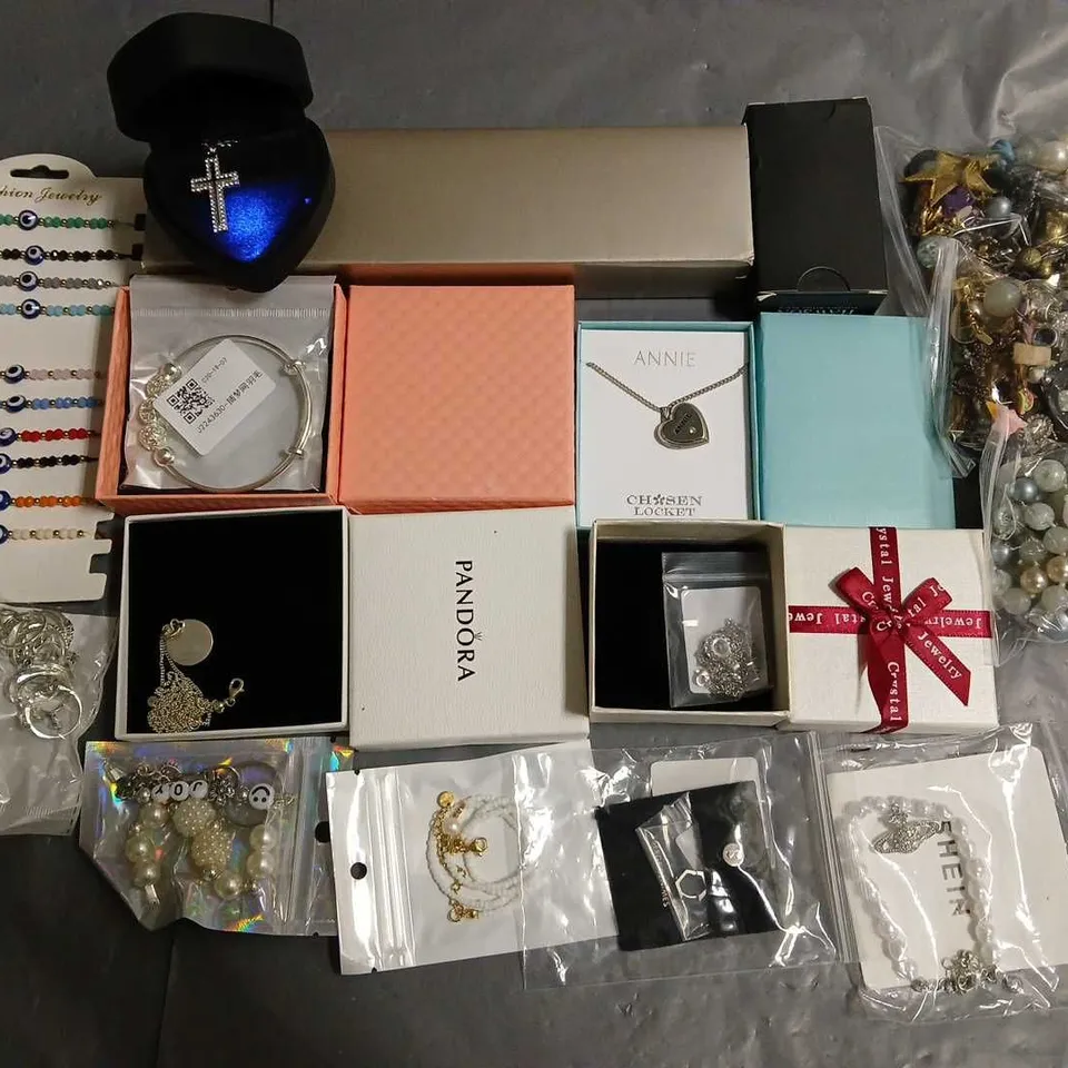 LOT OF ASSORTED JEWELLERY ITEMS TO INCLUDE NECLKLACES, RINGS AND CHARMS