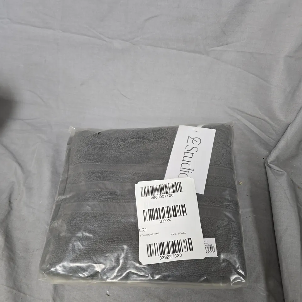 BOX OF APPROXIMATELY 10 ASSORTED ITEMS INCLUDING TALIA CUSHION – CREAM CUSHION AND  GREY TWIST HAND TOWEL