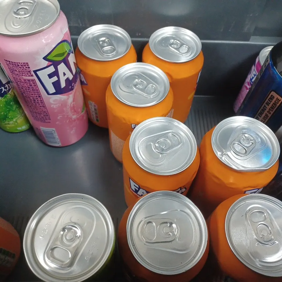 APPROXIMATELY 18 ASSORTED FOOD AND DRINK ITEMS TO INCLUDE NOS ENERGY DRINK, FANTA, BERG, ETC - COLLECTION ONLY