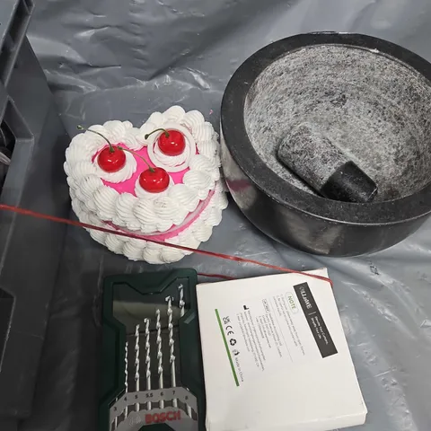 BOX OF ASSORTED HOME AND ACCESSORIES ITEMS TO INCLUDE - BOSCH DRILL BITS - GOLF BALLS - CAKE STORAGE BOX 