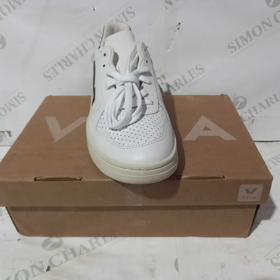 BOXED PAIR OF VEJA LEATHER TRAINERS IN WHITE UK SIZE 6