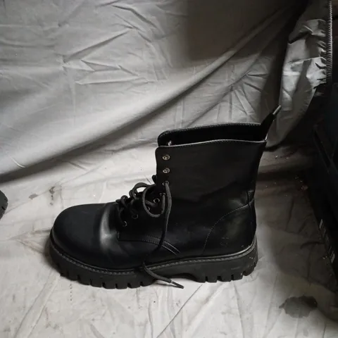 KOI BLACK LEATHER COMBAT BOOTS, LACE-UP, LUG SOLE – UK SIZE 9 