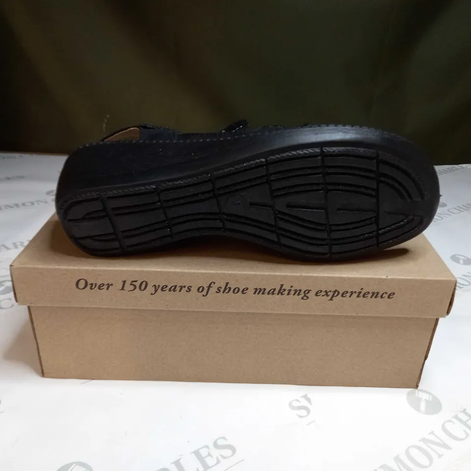 BOXED CUSHION-WALK DIAMANTE SANDALS SIZE 6