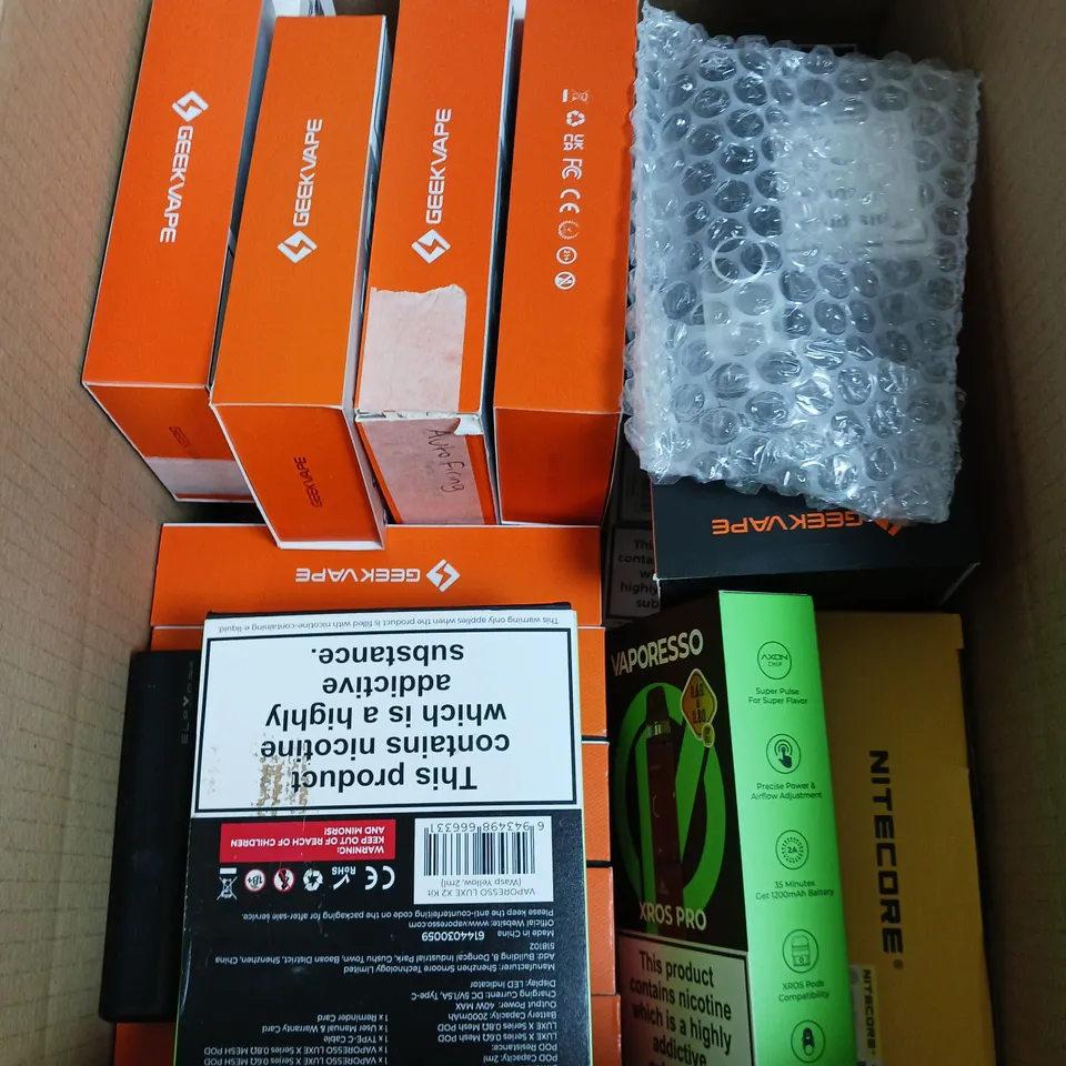 APPROXIMATELY 20 VAPES, E-CIGARETTES & ACCESSORIES TO INCLUDE - VOOPOO DRAG X2 - GEEKVAPE WENAX Q PRO - ELFBAR ELF X PRO - ETC