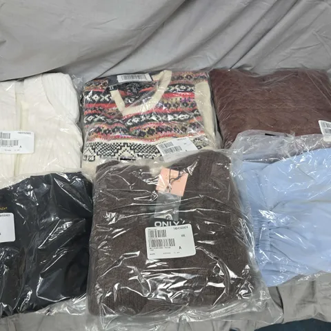 APPROXIMATELY 12 ASSORTED CLOTHING ITEMS IN VARIOUS STYLES, SIZES & COLOURS TO INCLUDE BRANDS SUCH AS FRANK USHER, ONLY, IZABEL LONDON, ETC