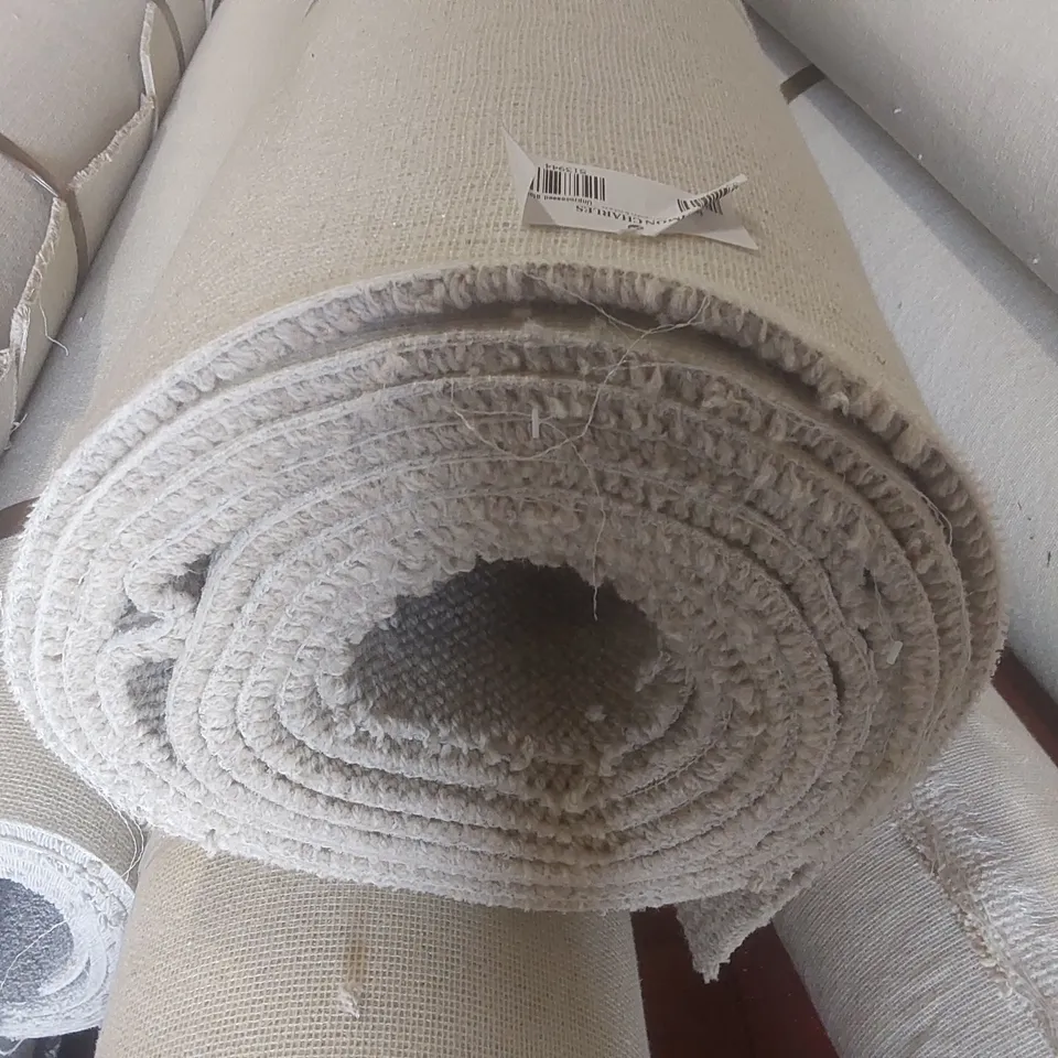 ROLL OF QUALITY FOUR SEASONS OSPREY GALLOWAY LUCE CARPET - APPROXIMATELY 5 x 6.7m