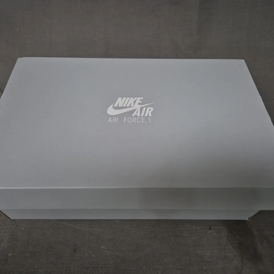 BRAND NEW BOXED PAIR OF NIKE WOMEN'S AIR FORCE 1 '07 ESS SHOES IN WHITE/METALLIC SILVER UK SIZE 5.5