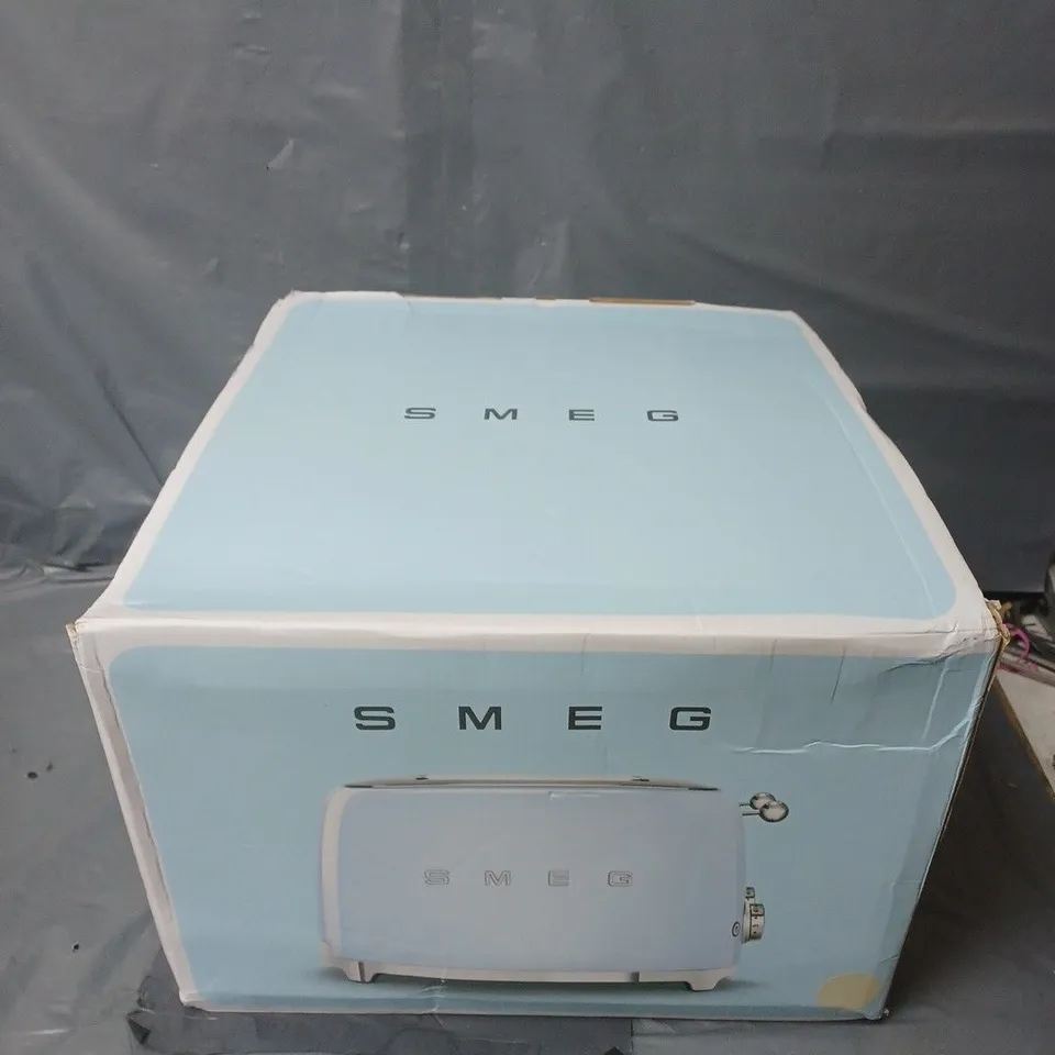 BOXED SMEG 50S STYLE TOASTER IN CREAM