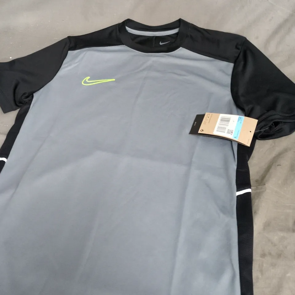 NIKE TRAINING TOP –  SIZE M 