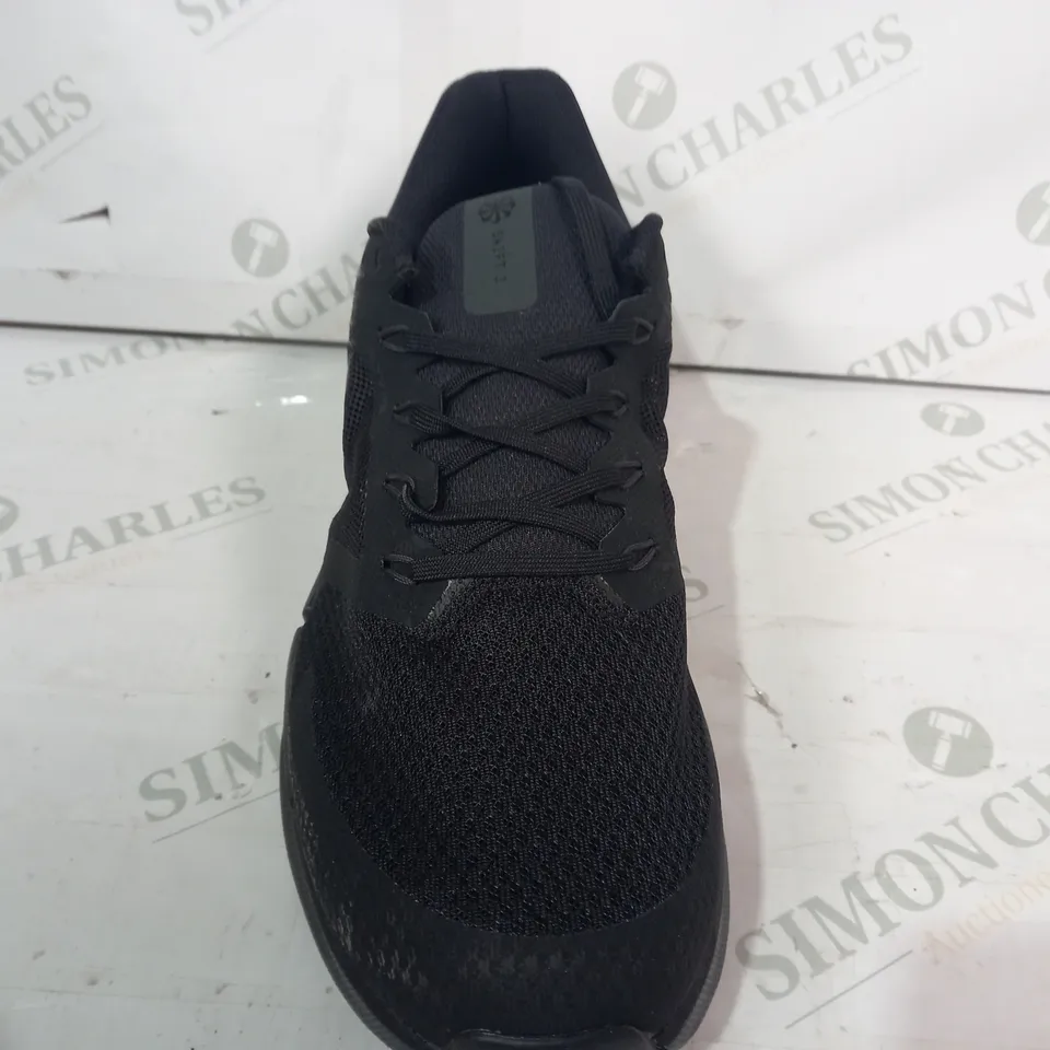 BOXED PAIR OF NIKE SWIFT 3 TRAINERS IN BLACK UK SIZE 11