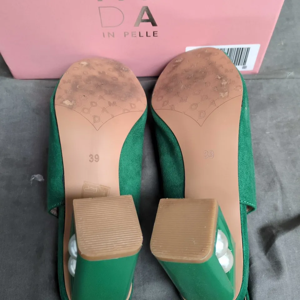 MODA IN PELLE GREEN SUEDE ANKLE-STRAP SANDALS WITH PEARL-EMBOSSED BLOCK HEEL, UK 6 (EU 39)